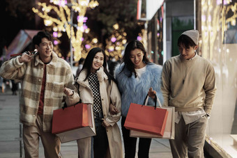 快乐时尚的年轻人逛街中国人场景