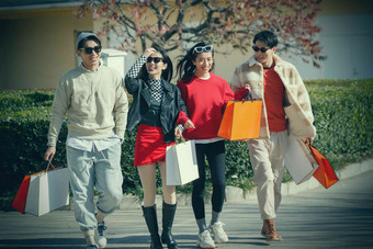 快乐时尚的年轻人逛街亚洲人写实场景