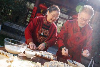 幸福的老年夫妇过年包<strong>饺子</strong>