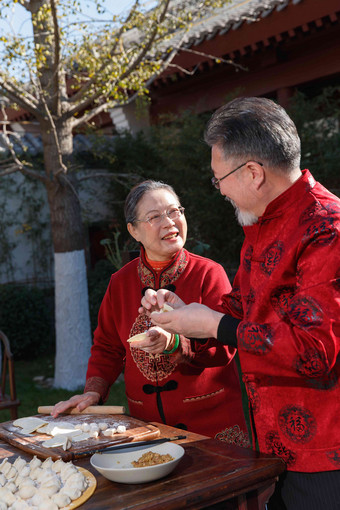 幸福的老年夫妇过年<strong>包饺子</strong>亚洲清晰图片