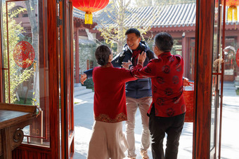 青年男人过年<strong>回家</strong>和父母团聚