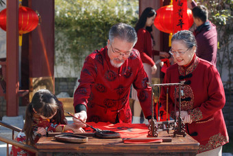 快乐家庭<strong>过新年</strong>写春联传统文化写实图片