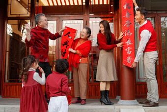 幸福的大家庭贴春联庆祝新年