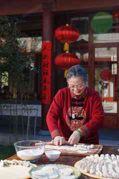 幸福的老年女人过年包饺子