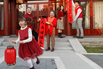 幸福的大家庭<strong>贴春联</strong>庆祝新年