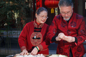 幸福的老年夫妇过年包饺子