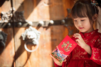 可爱的小女孩拿着红包传统服装高清场景