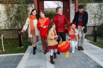 幸福的大家庭庆祝新年