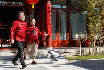高兴的老年夫妇出门迎接春节影相