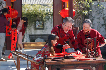 快乐家庭过<strong>新年</strong>写春联幸福高质量摄影图