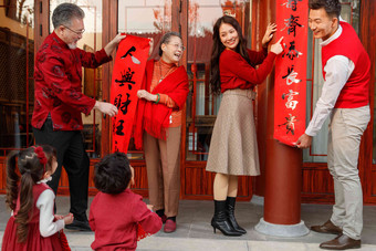 幸福的大家庭贴春联庆祝新年