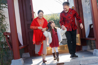 幸福的祖父母和孙女庆祝新年中国相片