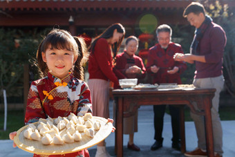 幸福的家庭过年包饺子东方人氛围图片