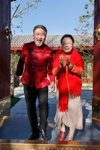 高兴的老年夫妇出门迎接亚洲人清晰影相