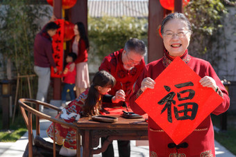 快乐家庭过新年写春联