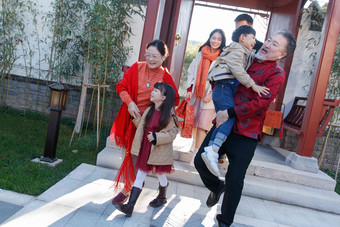 幸福家庭新年家庭中式庭院亚洲人高端相片