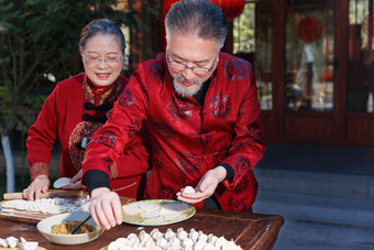 幸福的老年夫妇过年包饺子