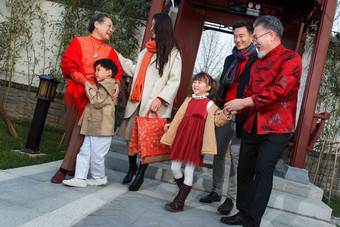 幸福家庭回家过新年