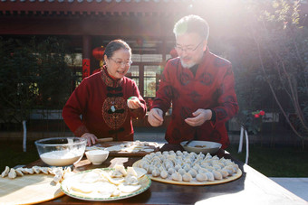 幸福的老年夫妇过年<strong>包饺子</strong>