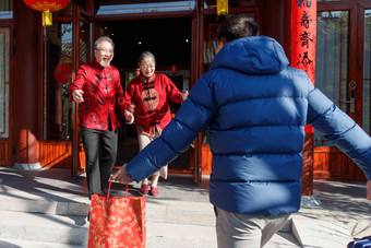 青年男<strong>人</strong>过年回家和父母团聚