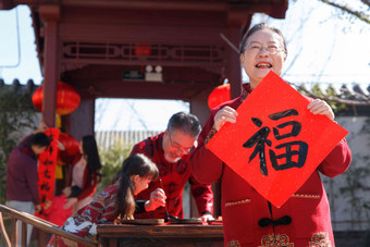 快乐家庭过新年写春联快乐清晰摄影