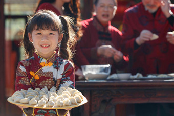 幸福的家庭过年包饺子儿童高端素材