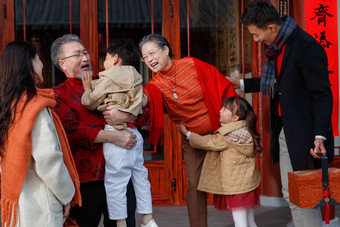 幸福家庭新年庭院问候65到69岁清晰摄影图