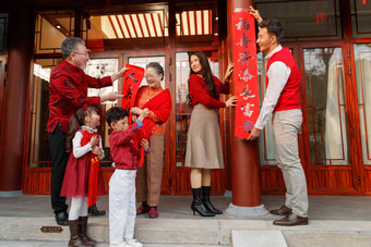 幸福的大家庭贴<strong>春联</strong>庆祝新年