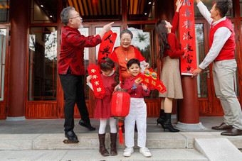 幸福的大家庭<strong>贴春联</strong>庆祝新年