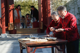 幸福家庭回家过新年