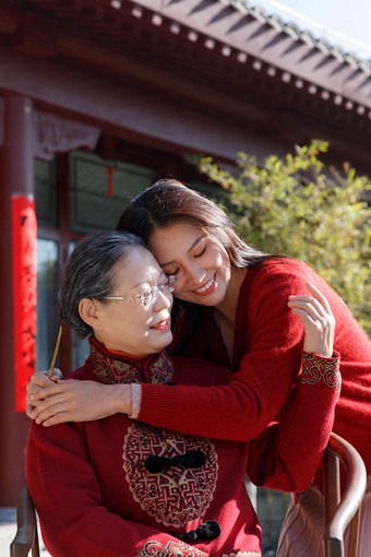 幸福<strong>母女母女</strong>老年人站着彩色图片写实素材