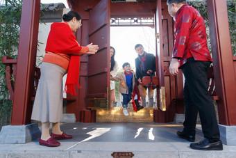 幸福家庭新年<strong>拜年</strong>幸福青年人场景