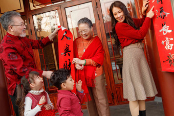 幸福的大家庭贴春联庆祝新年