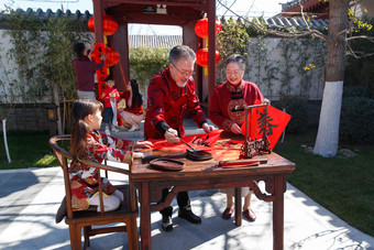 快乐家庭过新年写春联男人照片