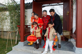 幸福的大家庭庆祝新年