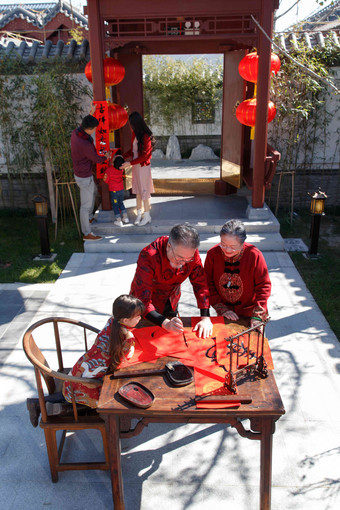 快乐家庭<strong>过新年</strong>写春联灯笼氛围影相