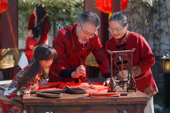 快乐家庭过新年<strong>写春联春联</strong>高清摄影图