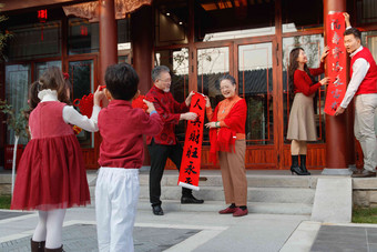 幸福的大家庭<strong>贴春联</strong>庆祝新年