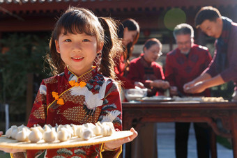 幸福的家庭过年包饺子中国文化写实摄影