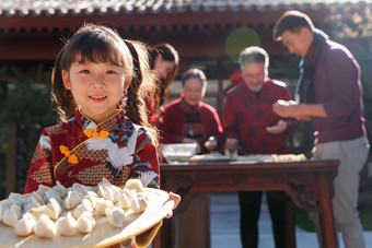 幸福的家庭过年包饺子庭院高质量图片