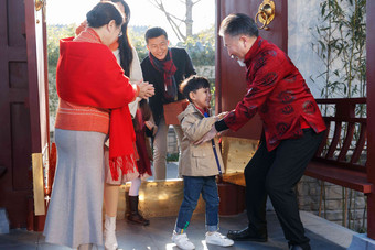 幸福家庭新年拜年儿童彩色图片