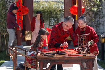 快乐家庭过新年写春联五个人高清素材