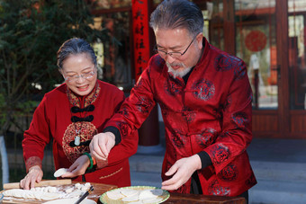 幸福的老年夫妇过年包饺子休闲活动写实拍摄
