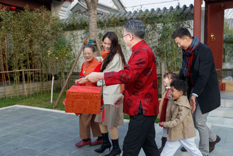 幸福家庭回家过新年