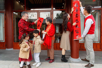 幸福的大家庭贴春联庆祝<strong>新年</strong>