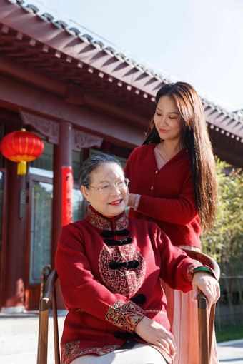 青年女人为<strong>母亲</strong>梳头