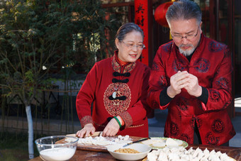 幸福的老年夫妇过年包饺子