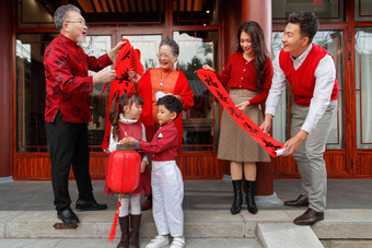 幸福的大家庭贴春联庆祝<strong>新年</strong>