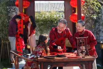 快乐家庭过<strong>新年</strong>写春联协助高质量图片