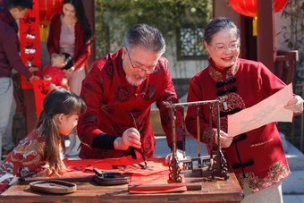 快乐家庭<strong>过新年</strong>写春联成年人高端相片